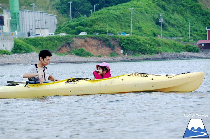 北海道の夏。小樽塩谷海岸からシーカヤックで『青の洞窟』大冒険!!